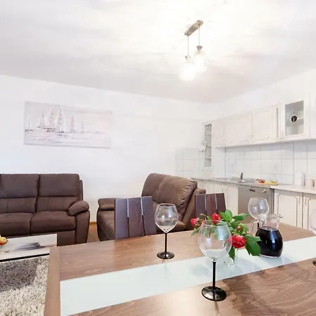 Lastavica Apartment *